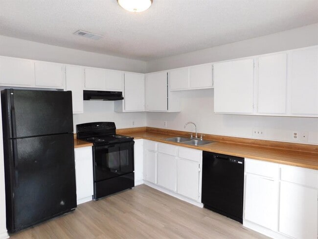 Building Photo - 1002 Southwalk St