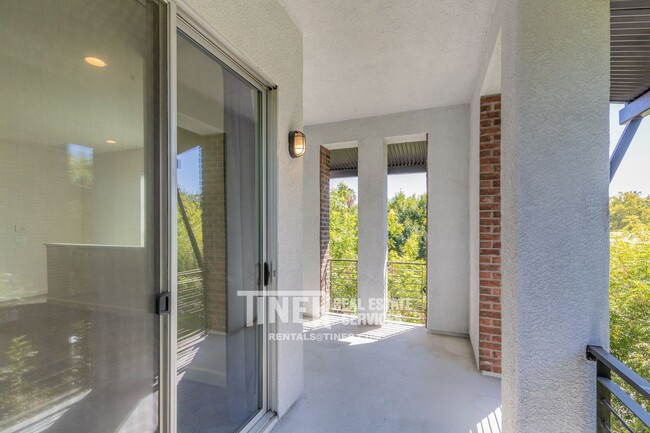 Building Photo - Industrial Loft in Fabulous Downtown Neigh...
