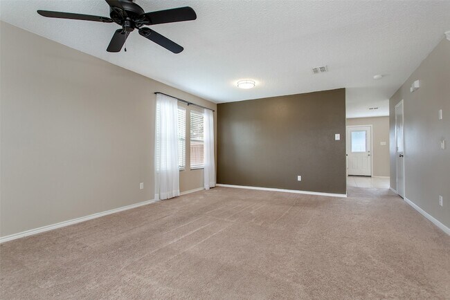 Building Photo - 2700 Peach Dr