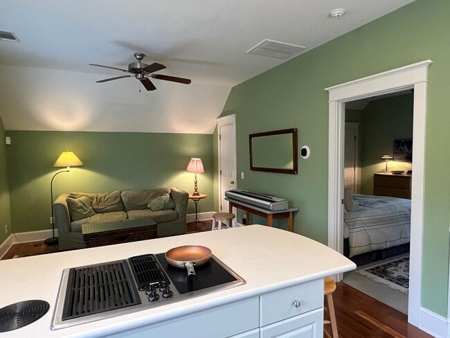 Apartment Dining room cont - 39 Park Sq N