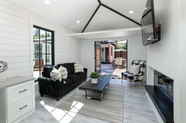 Building Photo - 381 McKendry Dr