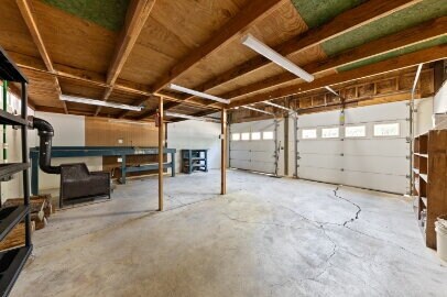 Building Photo - Spacious home with outbuilding