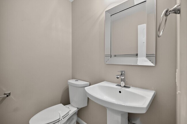Building Photo - Well maintained, Bright & Spacious 3 BR/3.5 BA Townhome w/ Parking & Private patio - Pets Welcome!