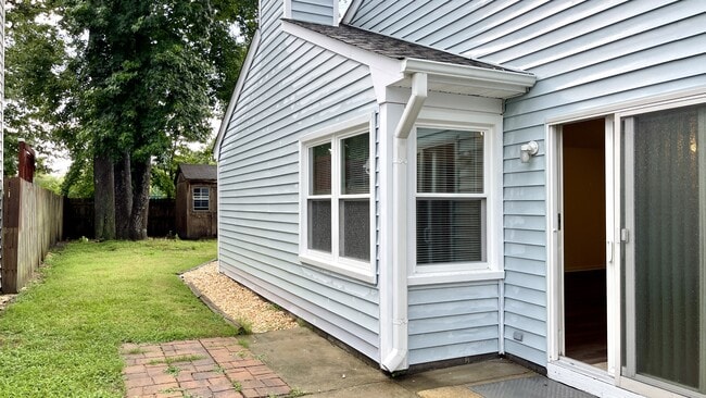 Building Photo - 1300 Debbs Ln