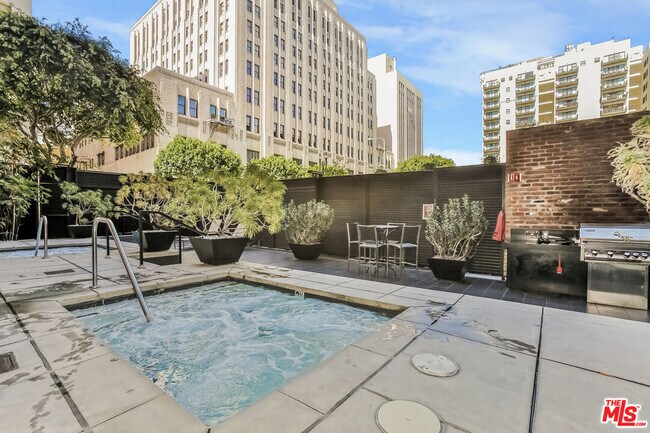 Building Photo - 460 S Spring St