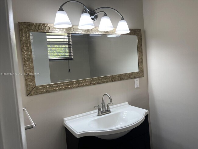 Building Photo - 798 Crandon Blvd