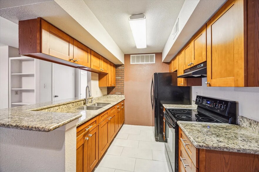 Building Photo - 12955 Woodforest Blvd