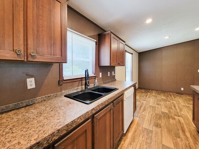 Building Photo - Cozy and Adorable home 4 bedroom 2 bath ho...