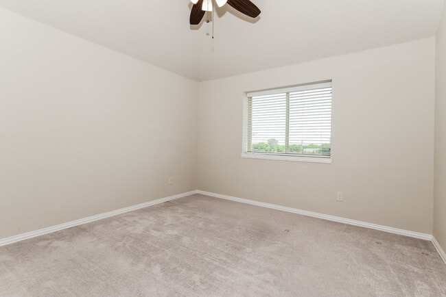 Building Photo - 924 Honey Locust Dr