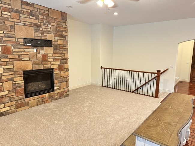 Building Photo - 14328 S Log Home Ln