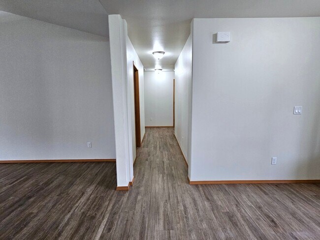 Building Photo - Open, One-Level Living- 4 Bedroom, 2.5 Bath Richland Home with Spacious Backyard