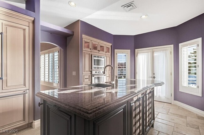 Building Photo - 8570 Country Home Cir