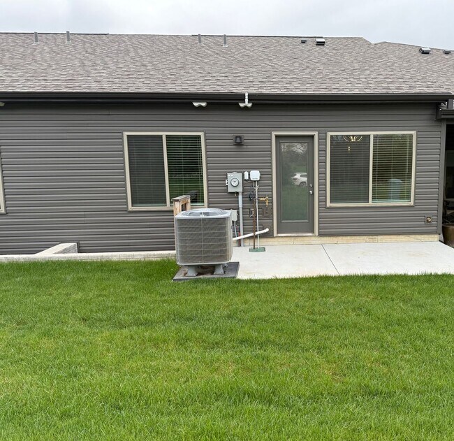 Building Photo - Ranch townhome with 2 stall garage. Spacious 2 bedrooms/2.5-bathroom, 1st floor laundry