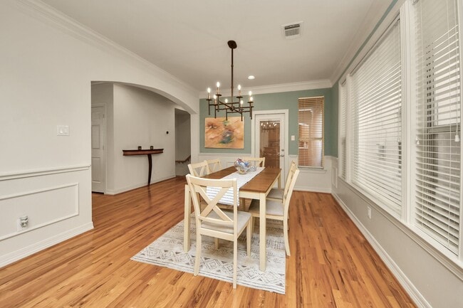 Building Photo - 825 Rosine St