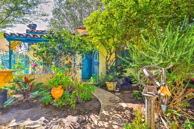 Building Photo - 2434 Cloverfield Blvd