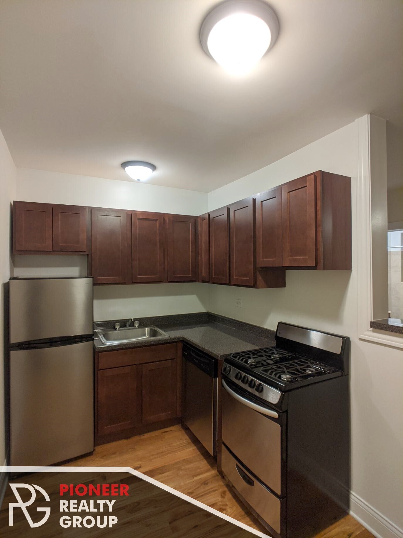 Building Photo - 546 W Wellington Ave