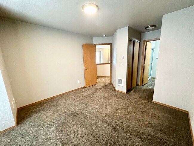 Building Photo - Updated Townhouse in Ellenbsurg