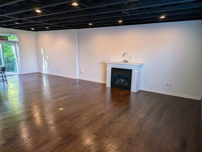 Building Photo - AVAILABLE NOW! Luxurious and Modern 3-4 Be...