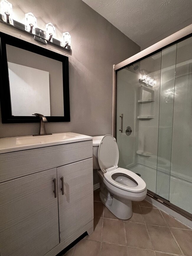 Building Photo - Cozy Butler Township Home with 2-Car Carpo...