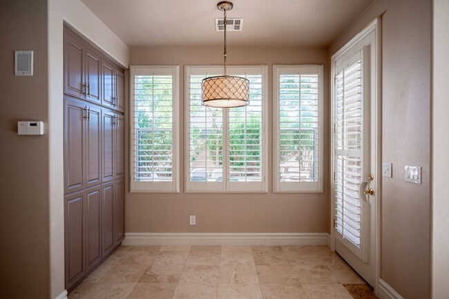 Building Photo - Live The Red Rock Country Club Lifestyle!!