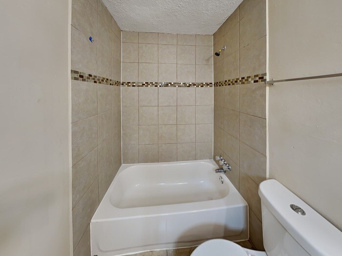Building Photo - 809 Lochmoor Ln