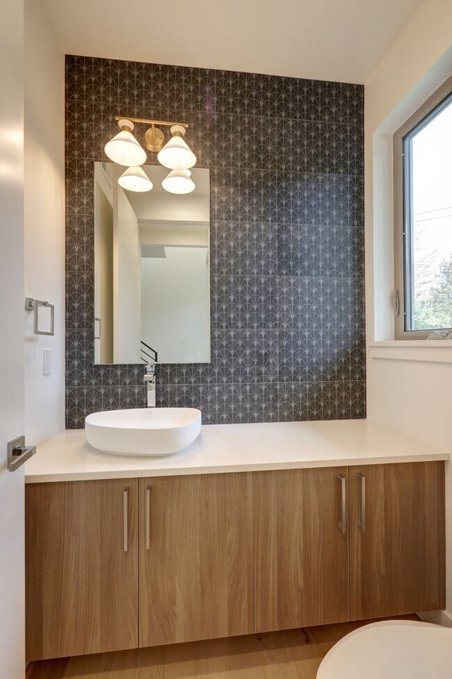 Building Photo - Brand-New 3bd + Office, 2.5ba Home Available in Perfect Kirkland Location!