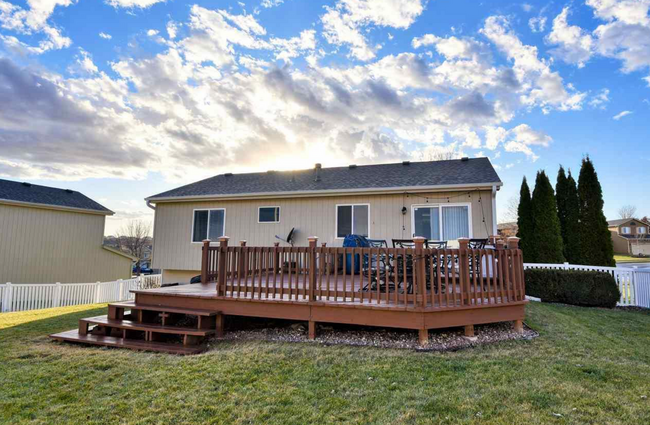 Building Photo - Live Close to It All in This 3 Bedroom Pap...