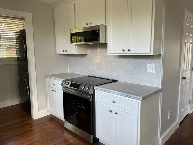 Building Photo - 5 Locust St NE