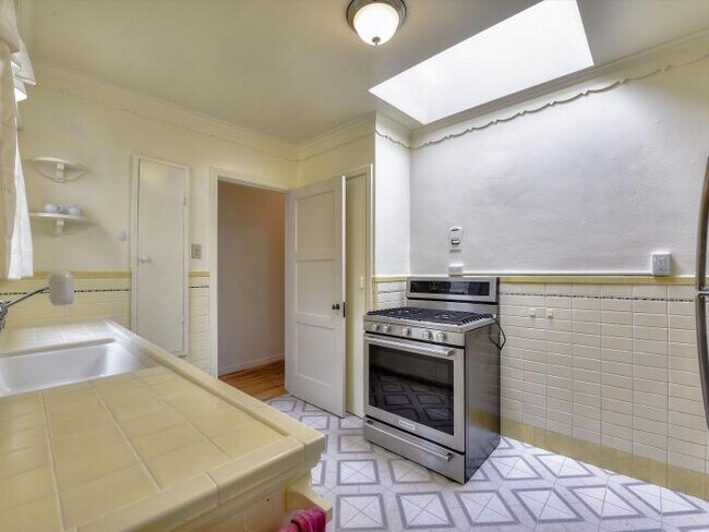 Building Photo - 3 bedroom in San Francisco CA 94118