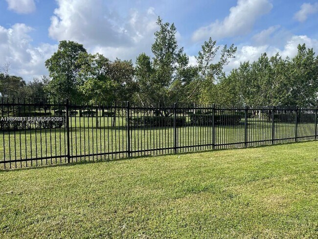Building Photo - 950 Hillcrest Dr