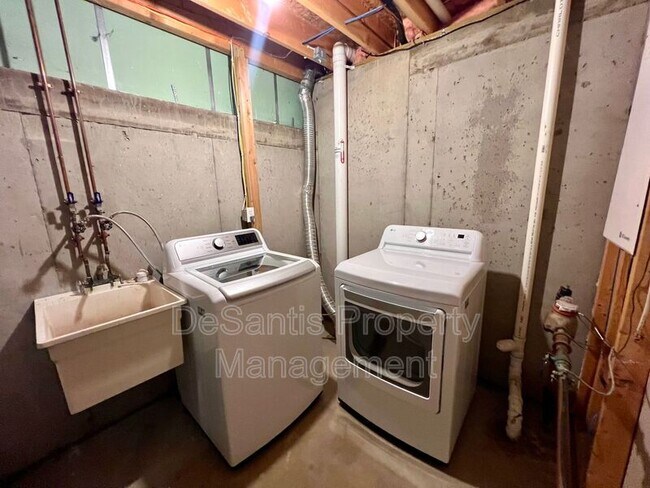 Building Photo - 945 Montclair Dr