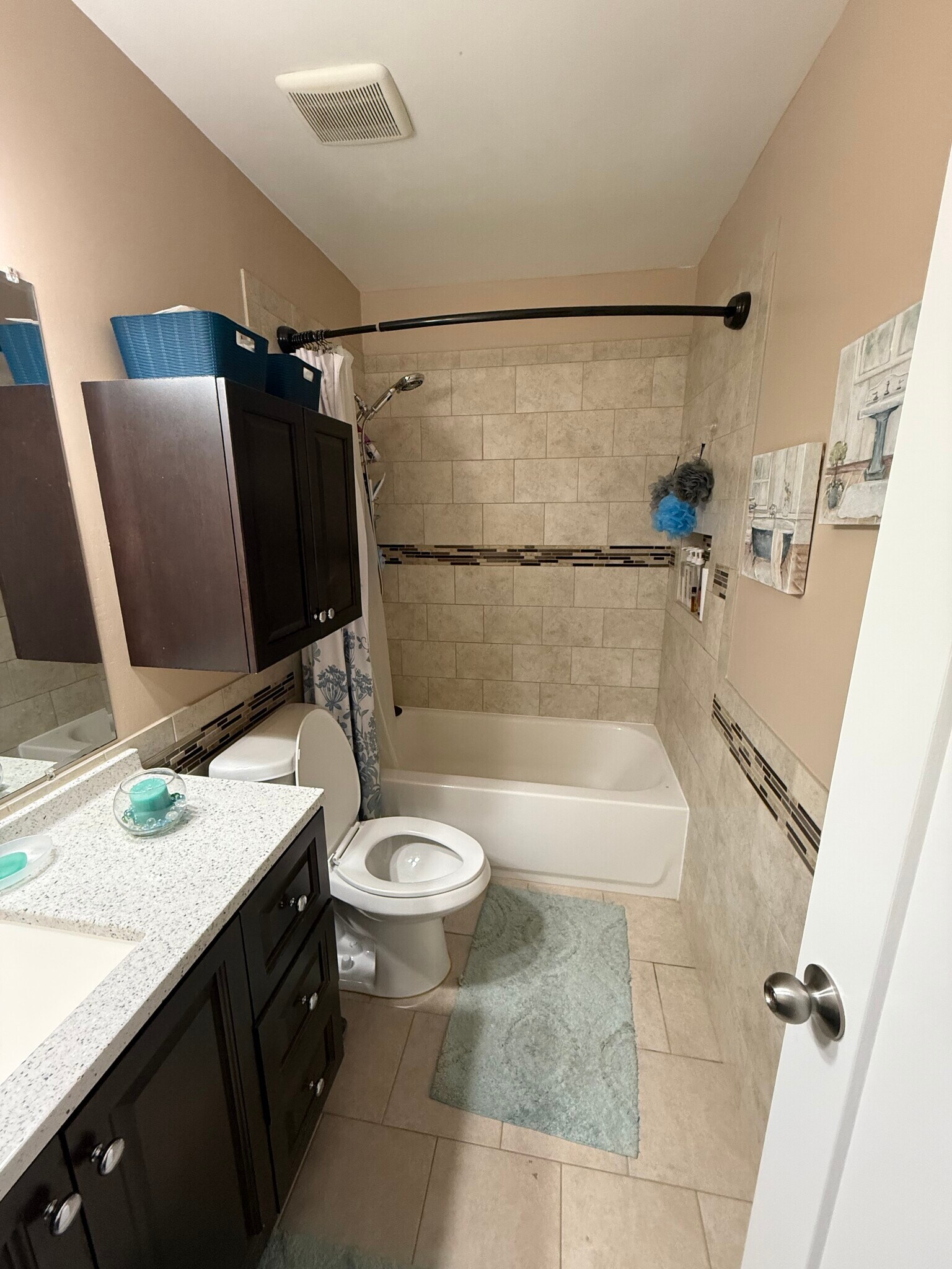 Full bathroom - 6264 Ducketts Ln