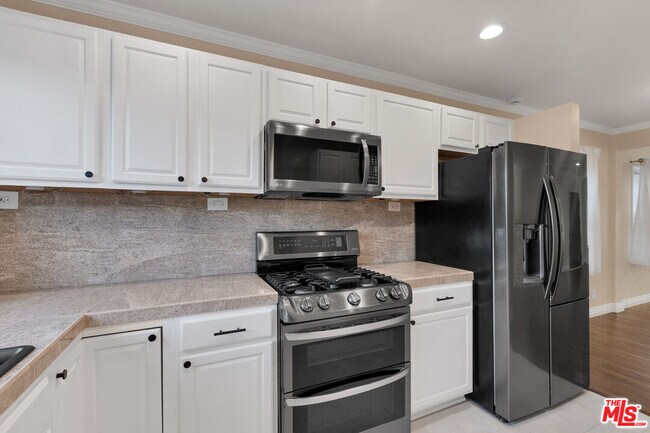 Building Photo - 6677 W 88th St