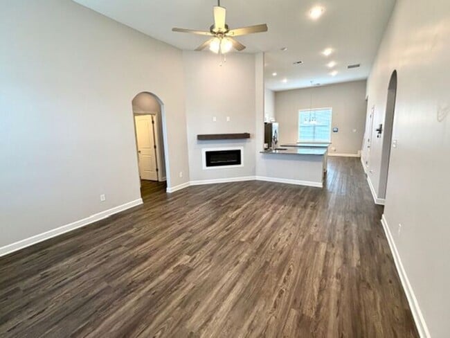 Building Photo - 5 BR 3 full bath home now Available in Walls MS