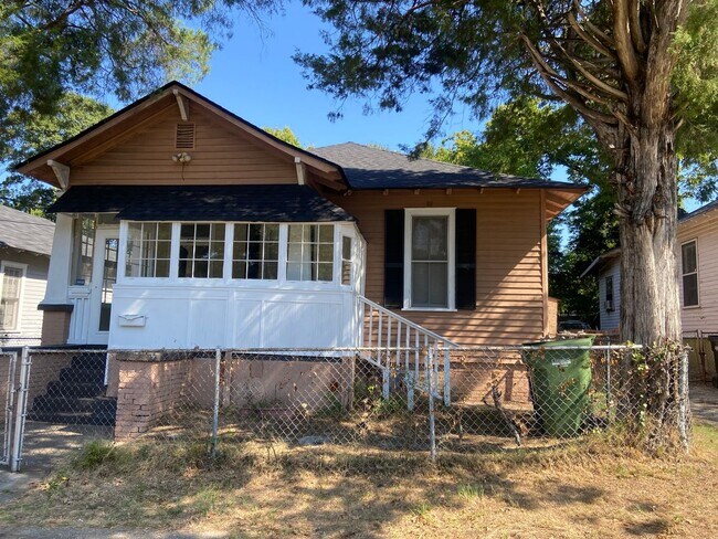Primary Photo - **ON HOLD**3 bedroom/1 bathroom (Great Loc...