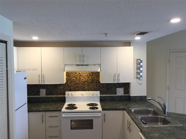 Building Photo - 3410 Coral Wy