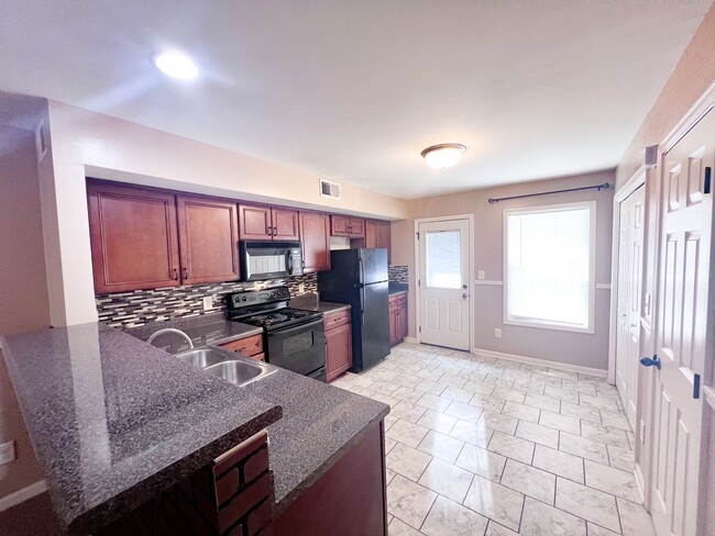 Building Photo - 2 Bedroom 1.5 Bathroom Townhome