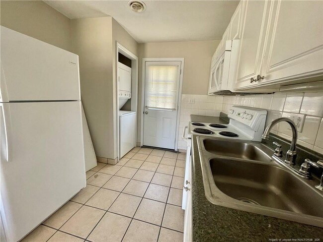 Building Photo - 264 Squire Ln