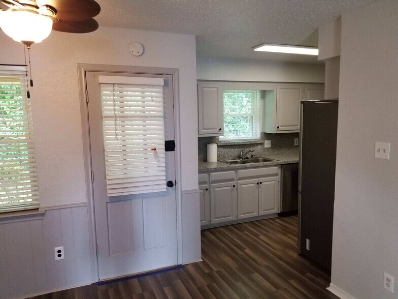 Building Photo - 2430 Lakeview Cir