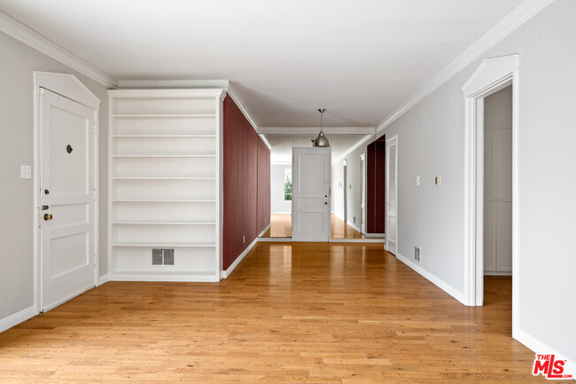 Building Photo - 1323 N Olive Dr