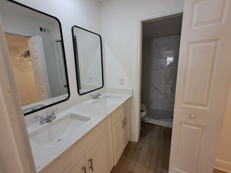 Building Photo - 2/2 Condo Off of McGreggor $500 OFF FIRST MONTH