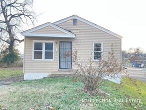 Building Photo - Recently Renovated 2 Bed/1Bath with Lots o...