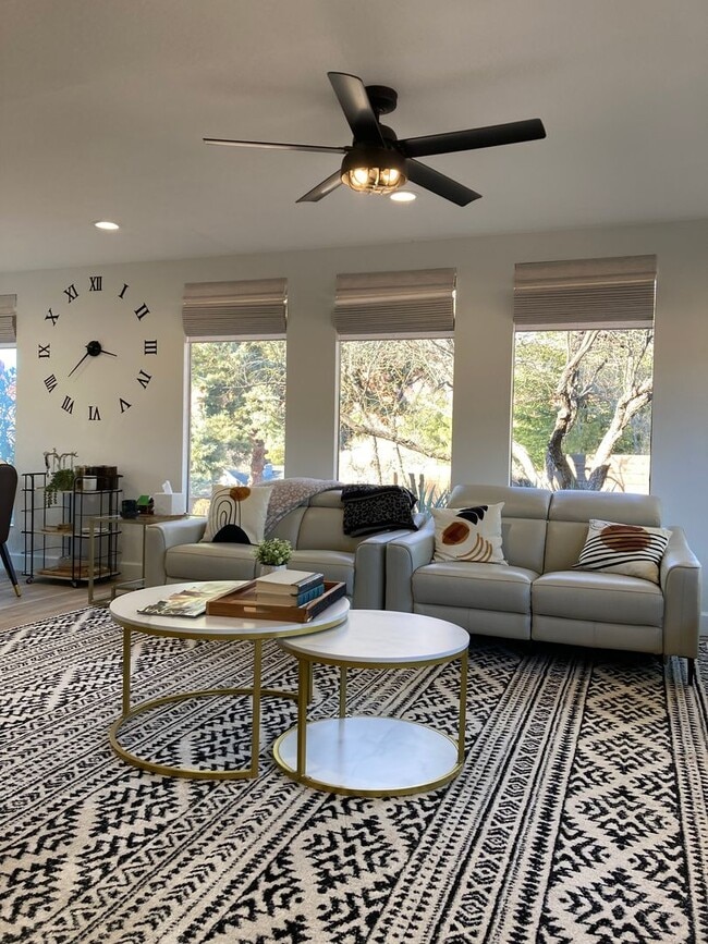 Building Photo - Gorgeous, modern, remodeled, furnished ren...