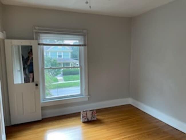 Building Photo - One Bedroom Apartment