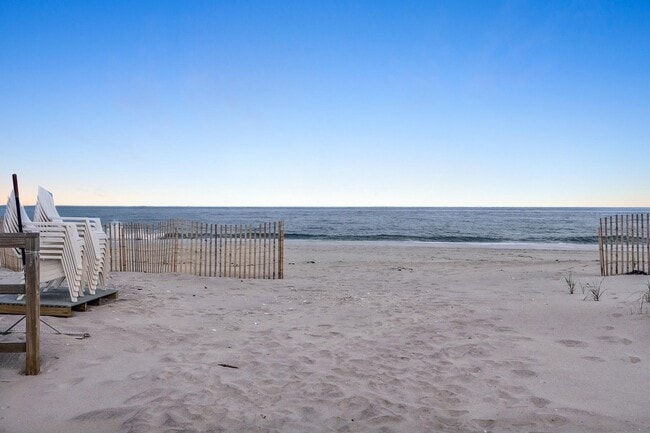 Building Photo - 473 Dune Rd