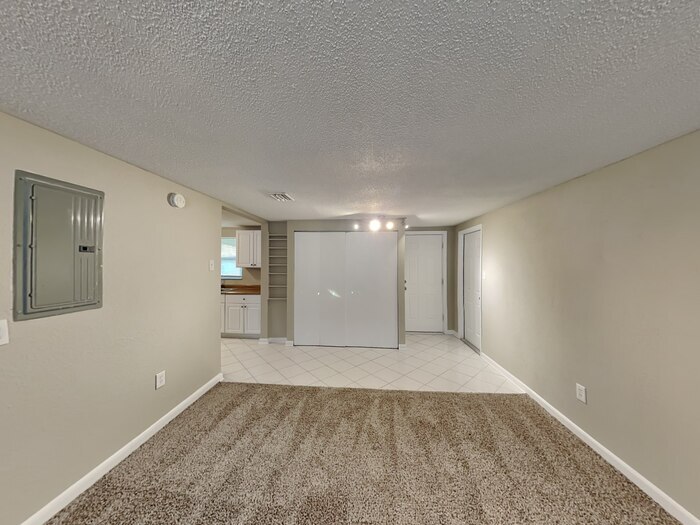 Building Photo - 2816 Commanche Ave