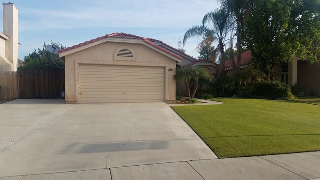 Building Photo - SW Bakersfield Home for Lease