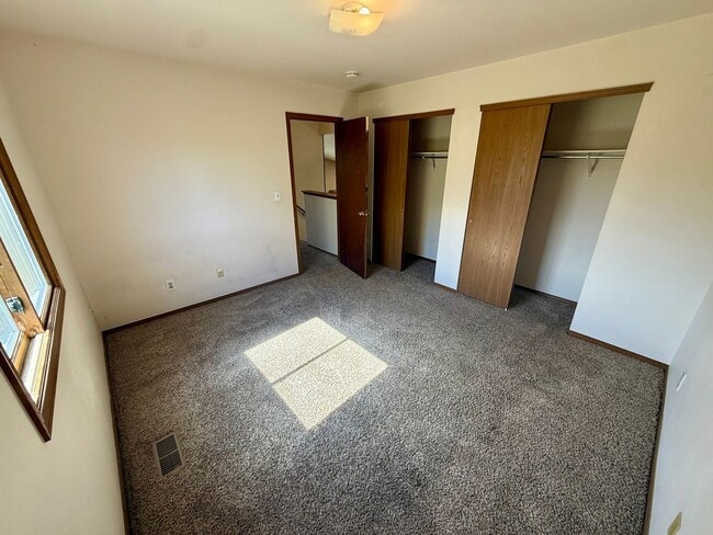 Building Photo - 3 Bedroom 2 Bath Tri Level Home with 2 Car Attached Garage in North Loveland Location