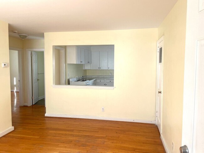 Building Photo - Sunny and Charming Beach Apartment For Rent!