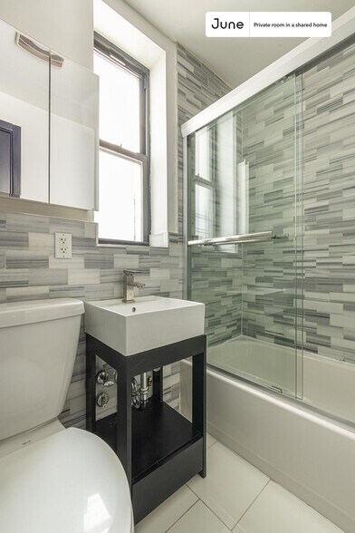 Building Photo - Room in Shared 4 bed/2 bath home